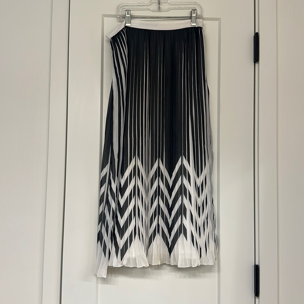 Banana Republic Skirt - Size 2 - Black and White